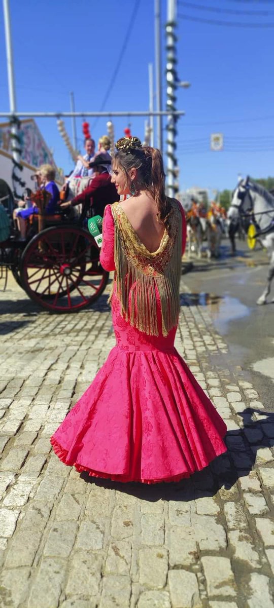 TeresaNunezCF's tweet photo. Nuestra @NunezTeresa vestida por @pedrobejar_ para @adirecto en este Miércoles de feria https://t.co/SKLbxSslqh