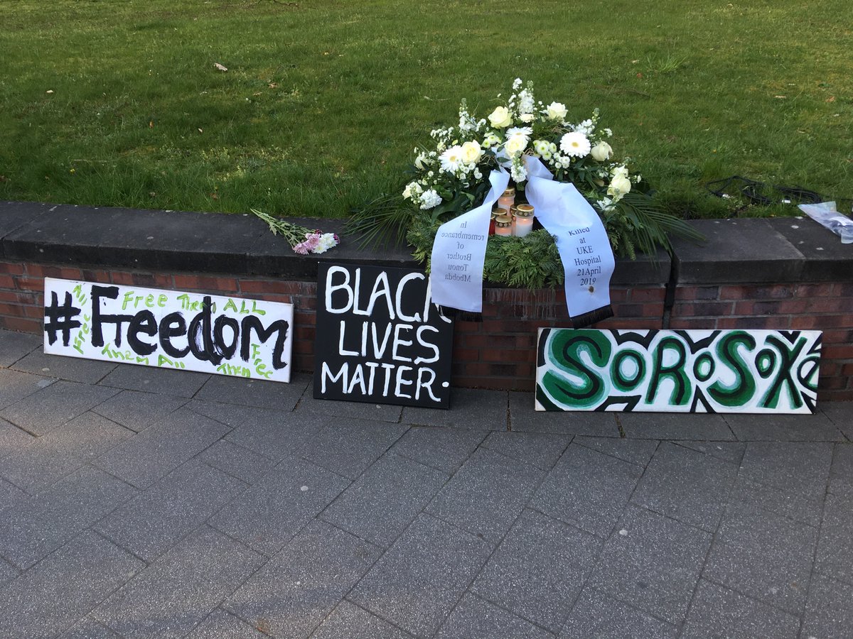 Justice4Mbobda's tweet photo. #JusticeForMbobda
Am 4. Jahrestag der #Ermordung von Brother #TonouMbobda sind genau 4 Menschen zur #Mahnwache vor dem #UKE erschienen … https://t.co/C4S6lHwQs4