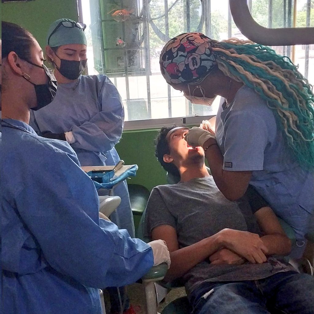IpasmeOficial's tweet photo. ¿Sabías qué?

El servicio de Odontología de la Unidad Médica @Ipasmesanfelix atiende a más de 100 pacientes del sector educación semanalmente. ¡En Guayana estamos para servir a nuestro magisterio!

.@NicolasMaduro
.@_LaAvanzadora
#ConSansionesNada https://t.co/sWwO7VpfXy