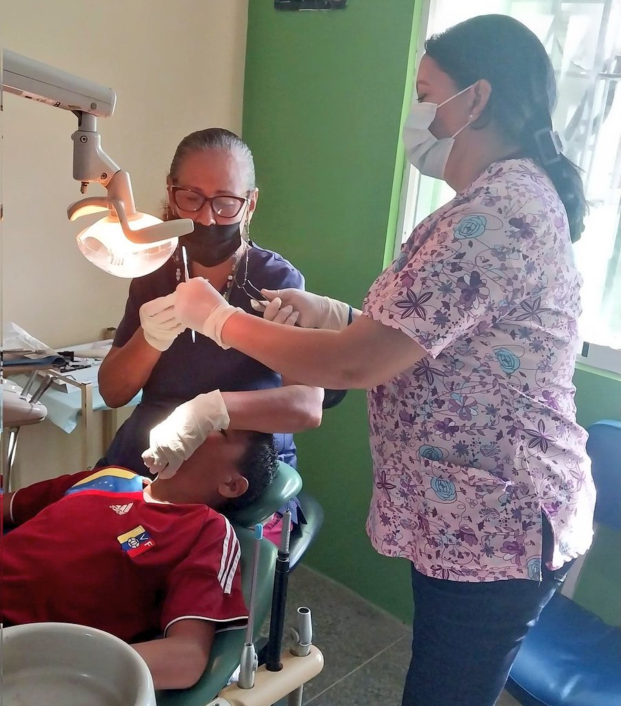 IpasmeOficial's tweet photo. ¿Sabías qué?

El servicio de Odontología de la Unidad Médica @Ipasmesanfelix atiende a más de 100 pacientes del sector educación semanalmente. ¡En Guayana estamos para servir a nuestro magisterio!

.@NicolasMaduro
.@_LaAvanzadora
#ConSansionesNada https://t.co/sWwO7VpfXy