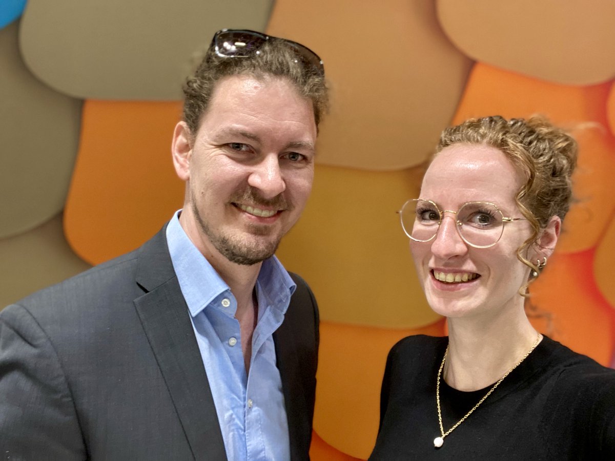 "Digitalisierung ist die Aufgabe Vieler - nicht Einzelner."
- <a href="/s_theune/">Sarah Theune</a> im Podiumsgespräch mit Karsten Schwarz und Jan Kambeck.
Zum gemeinsamen Gestalten der digitalen Zukunft sind wir auf der #DMEA sowohl mit neuen als auch bekannten Menschen ins Gespräch gekommen!