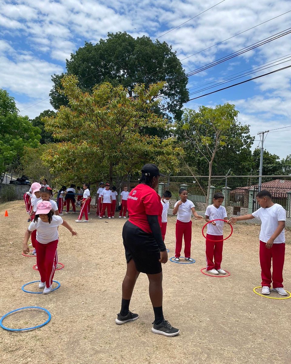 FccPty's tweet photo. ¡Lo bueno se repite!
Es así como nuevamente estamos educando socioemocionalmente a más de 60 niños y niñas de la Escuela Cerro Viento Rural.
Gracias a nuestros aliados @FaydolaPty @gruporesidencial por hacer esto posible. 💪🏻
#fccpty #panama #valores #ponlecorazon https://t.co/jKgixIswaI