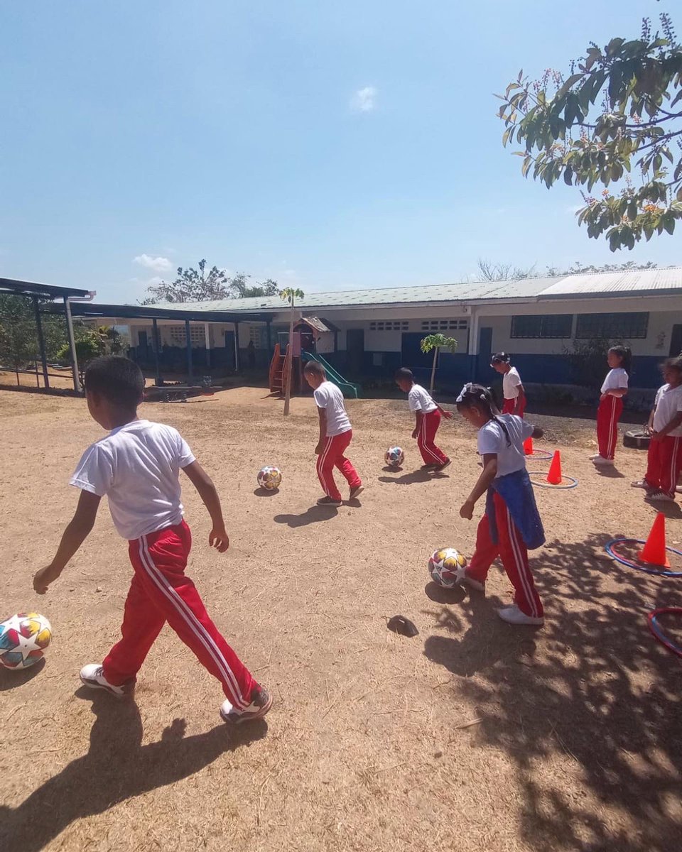FccPty's tweet photo. ¡Lo bueno se repite!
Es así como nuevamente estamos educando socioemocionalmente a más de 60 niños y niñas de la Escuela Cerro Viento Rural.
Gracias a nuestros aliados @FaydolaPty @gruporesidencial por hacer esto posible. 💪🏻
#fccpty #panama #valores #ponlecorazon https://t.co/jKgixIswaI