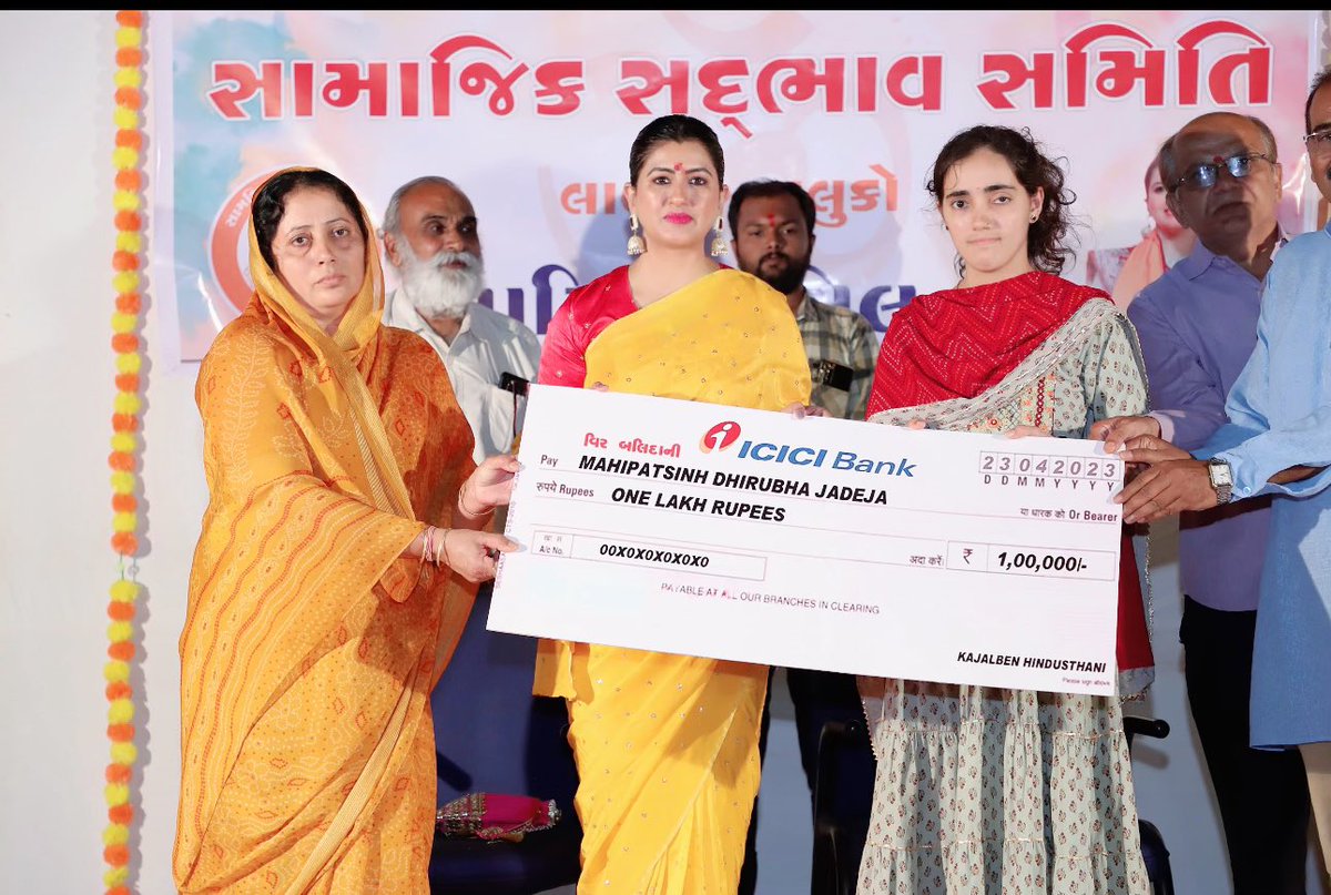 kajal_jaihind's tweet photo. जेल से आने के बाद की पहली धर्मसभा-मिला समस्त हिन्दू समाज और हिन्दू संगठनों का साथ,सहकार और सम्मान…🙏🏻

सामाजिक सदभाव समिति #लालपुर(गुजरात) द्वारा आयोजित #धर्मसभा में सम्मिलित होने का अवसर प्राप्त हुआ और ग्रामवासीयो को #लव_Gहाद के विषय में जागरूक किया…

हमने पिछले तीन वर्षों से एक छोटा सा प्रयास शुरू किया है-  “इण्डियन आर्मी” के वीर बलिदानी सेना के जवान को श्रद्धांजलि अर्पित करते हुए उनके परिवार को “एक लाख” तक की आर्थिक सहायता करते है,

जो बलिदान हमारे जवान मातृभूमि के लिए करते है उसके सामने हम कुछ भी करे वो कम ही है किंतु समाज में इस बात की जागरूकता आये कि हम सबको मिलकर हमारे सेना के परिवार का ध्यान रखना चाहिए और इसे हमारा कर्तव्य समझकर करना चाहिए इसके पीछे ये ही हमारा उद्देश्य है…

1)वर्ष 2021 में हमने गुजरात के वीर बलिदानी भारत माता के वीर सपूत श्री #दीपक_बोरसे जी के परिवार को एक लाख की धन राशि फिक्स्ड डिपोजिट करवा के दी थी

2) वर्ष 2022 में हमने गुजरात के वीर बलिदानी भारत माता के वीर सपूत श्री #प्रदीपसिंह_कुशवाह जी के परिवार को एक लाख की धन राशि फिक्स्ड डिपोजिट करवा के दी थी

3) और इस वर्ष 2023 में हमने गुजरात के वीर बलिदानी भारत माता के वीर सपूत श्री #महिपतसिंह_जडेजा जी के परिवार को एक लाख की धन राशि फिक्स्ड डिपोजिट करवा दी है

हम चैन से सो पाए इसलिए ही वो सो गया,
वो भारतीय फौजी ही था जो आज हुतात्मा हो गया..!!🇮🇳

जय श्री राम🚩