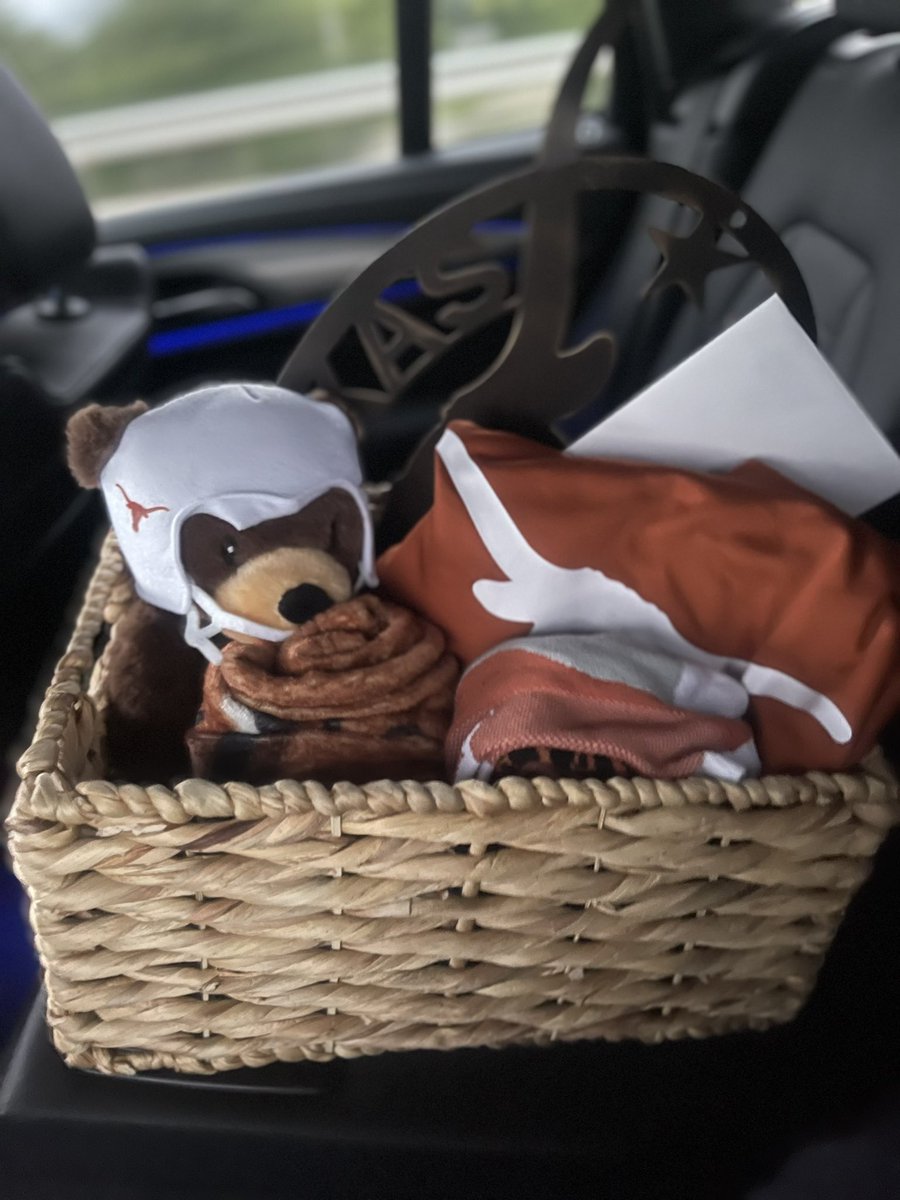 JenGarciaOMS's tweet photo. Happy Administrative professionals day to the one and only @AmandaBarron32 , thank you for being the most amazing sidekick and campus chaos coordinator!! We appreciate you and ALL YOU DO for O’Banion!! And the fact that you’re a UT fanatic..BONUS..hook ‘em 🙌🤘🏼!!💙🧡🦬 https://t.co/V4SoDDhBHN