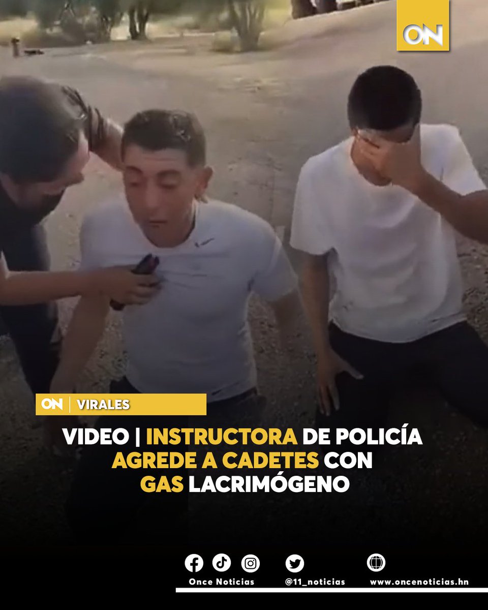 canal11hn's tweet image. #VIRALES🟡| Un video difundido en redes sociales muestra a una instructora rociando gas lacrimógeno directamente en los rostros de jóvenes cadetes en entrenamiento.

Video aquí: oncenoticias.hn/instructora-po…

#Instructora #Cadetes #GasLacrimógeno