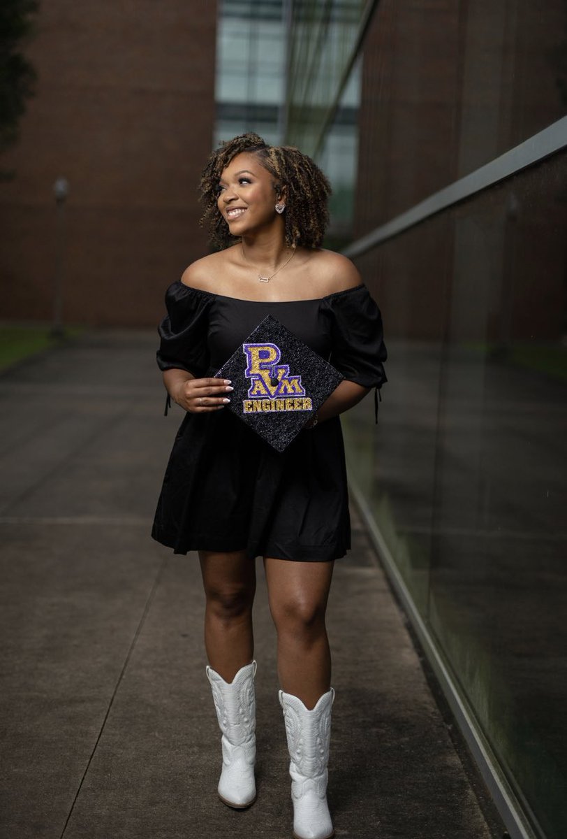 kennn3x's tweet photo. I understood the assignments 📝👩🏽‍🎓

#pvamu2023 #pvgradswag #Engineer https://t.co/PpasMhZscG