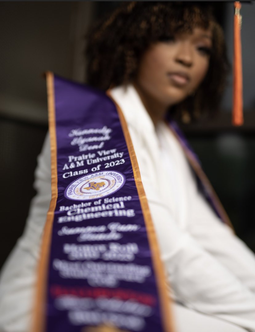 kennn3x's tweet photo. I understood the assignments 📝👩🏽‍🎓

#pvamu2023 #pvgradswag #Engineer https://t.co/PpasMhZscG