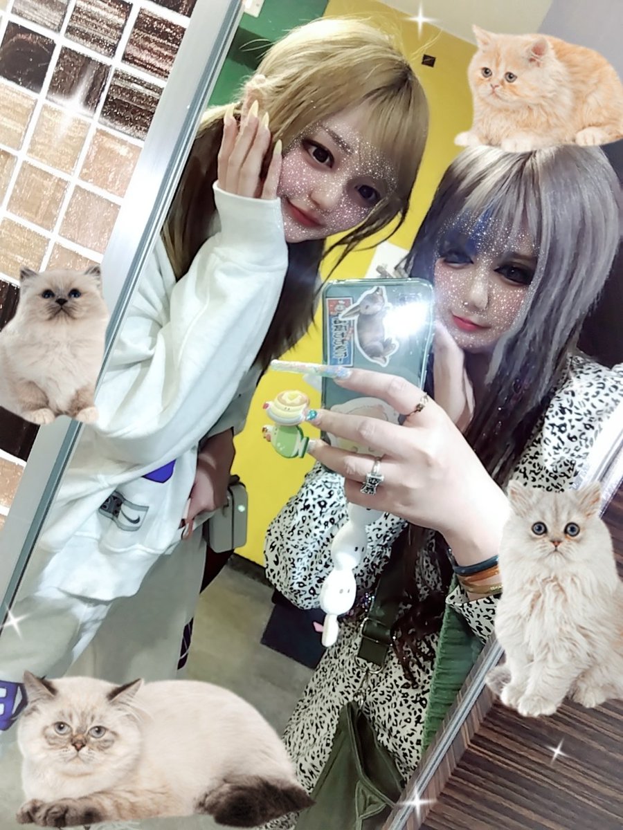 mokorieri's tweet photo. 7年8年友達のV系バンドマンの生誕にこっそり顔出してお��いしてきた🥳🎉
Tシャツ欲しかったけど売り切れてたからアクキー買ってきた😢✌️

コッテコテの時から知ってるから今の彼を見るとマジで違和感でしかない。笑 https://t.co/DMudYZX4lX