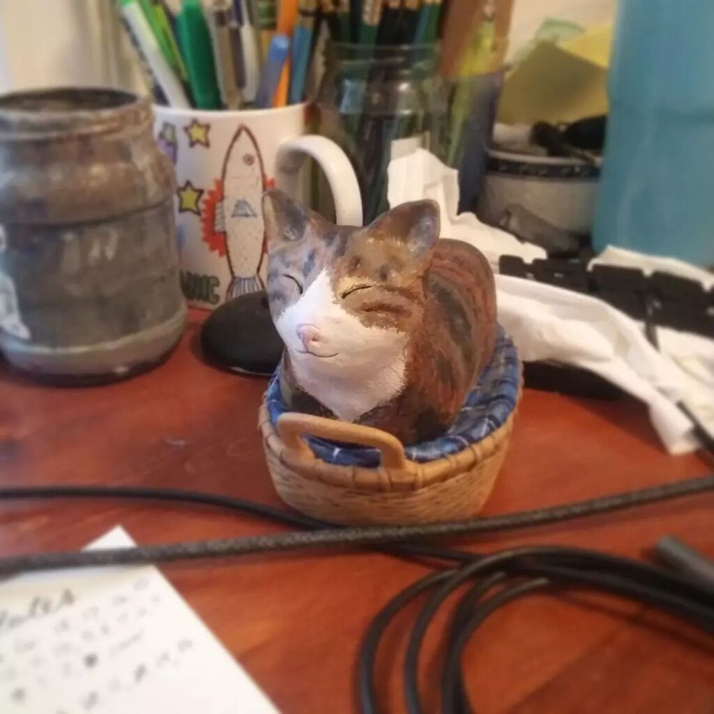 emilypritchart's tweet photo. I don't think I've ever shown off my desk companion, which Luke had made for me for Christmas after my dear Chloe died. She loved to flop on my desk while I worked so now she still keeps me company. ❤
.
#furrycompanion #mydesk #artstudio #artistatwor… https://t.co/elZMXC5T5E https://t.co/qWmghp5wog