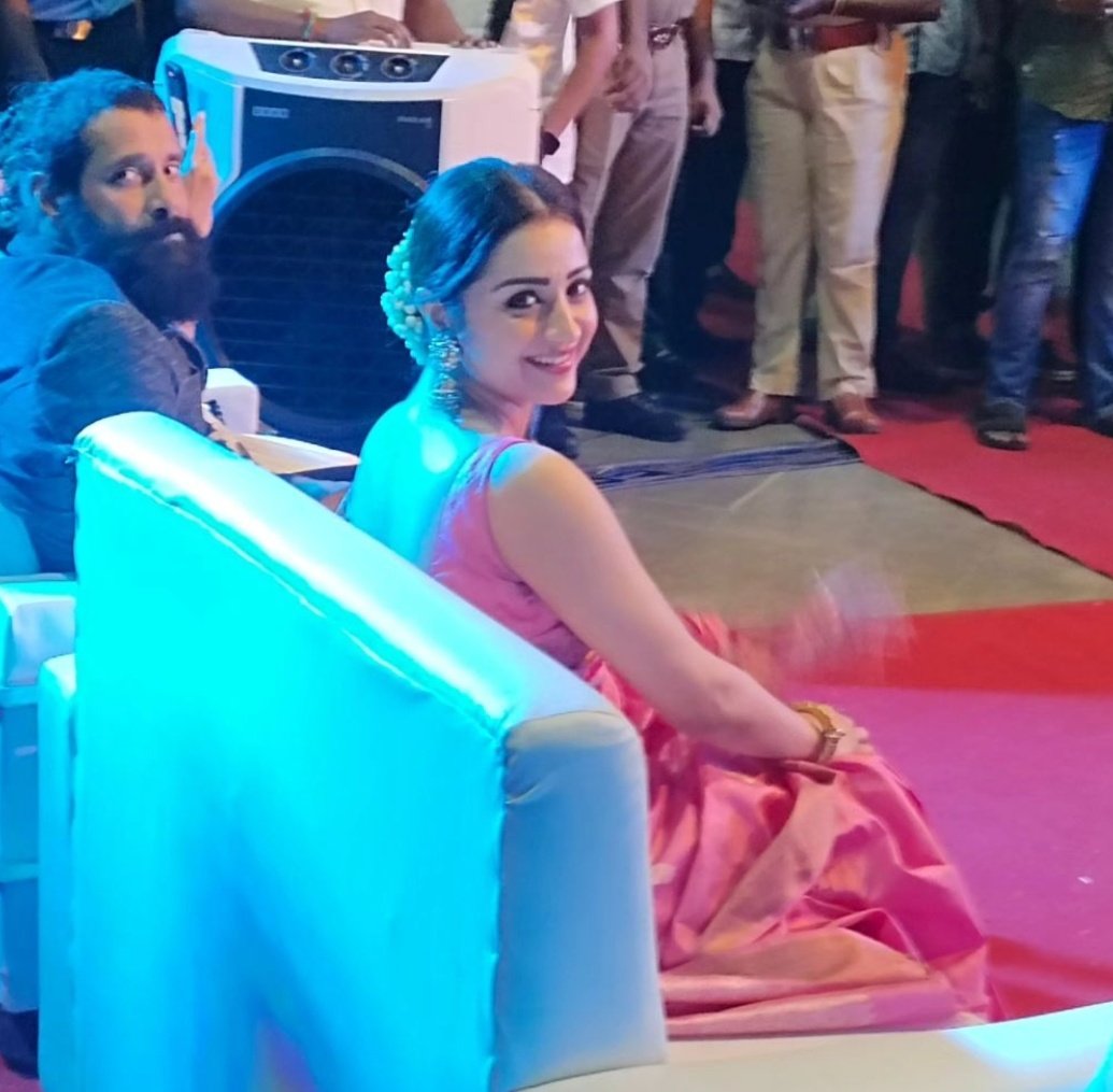 FuqFc-kXwB42o01?format=jpg&name=medium