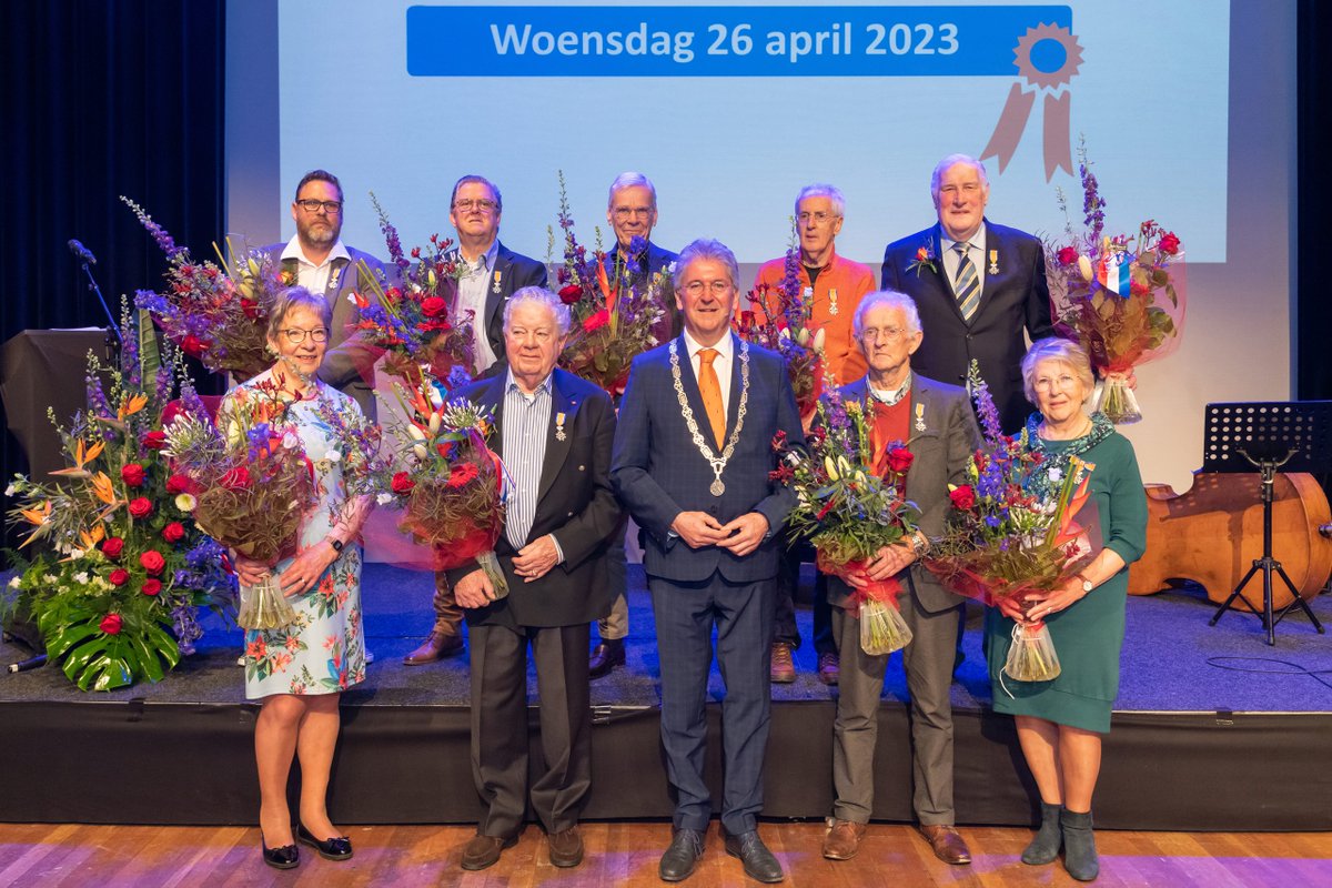 Op woensdag 26 april 2023 hebben tien inwoners van Zwijndrecht en één inwoonster van Heerjansdam een Koninklijke Onderscheiding ontvangen. In Spektakel Zwijndrecht stond burgemeester Edo Haan stil bijhun uitzonderlijke verdiensten voor de samenleving

zwijndrecht.info/pers/lintjesre…