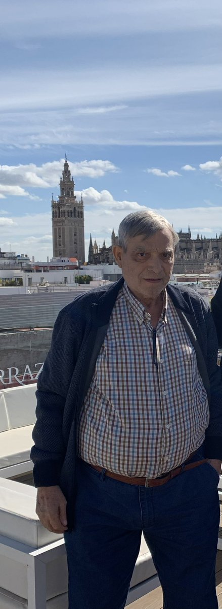 Hola, este es mi abuelo y ha desaparecido hoy sobre las 10:30 am. Ha sido visto por última vez en la calle López de Gómara aproximadamente a las 11:00 am.
Lleva puesto una camisa celeste, unos chinos azules y unos zapatos y un cinturón marrones.
Agradezco mucho la difusión.‼️