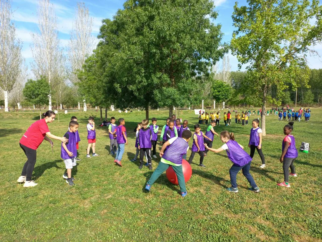 cegirones's tweet photo. 🎉 Avui hem celebrat i viscut plegats l'experiència del #RodajocSalt coincidint amb el #DEFC

👨‍👩‍👧‍👦 360 alumnes 3r primària
🏫 11 centres educatius 
🌍 3 circuits de jocs 👌 un total de 15 activitats 
🤸‍♂️ 21 dinamitzadors @INS_VALLVERA

#jocsdelmón #EsportsDdgi #SAFIS #ceg22_23 https://t.co/v7Iv41cExn