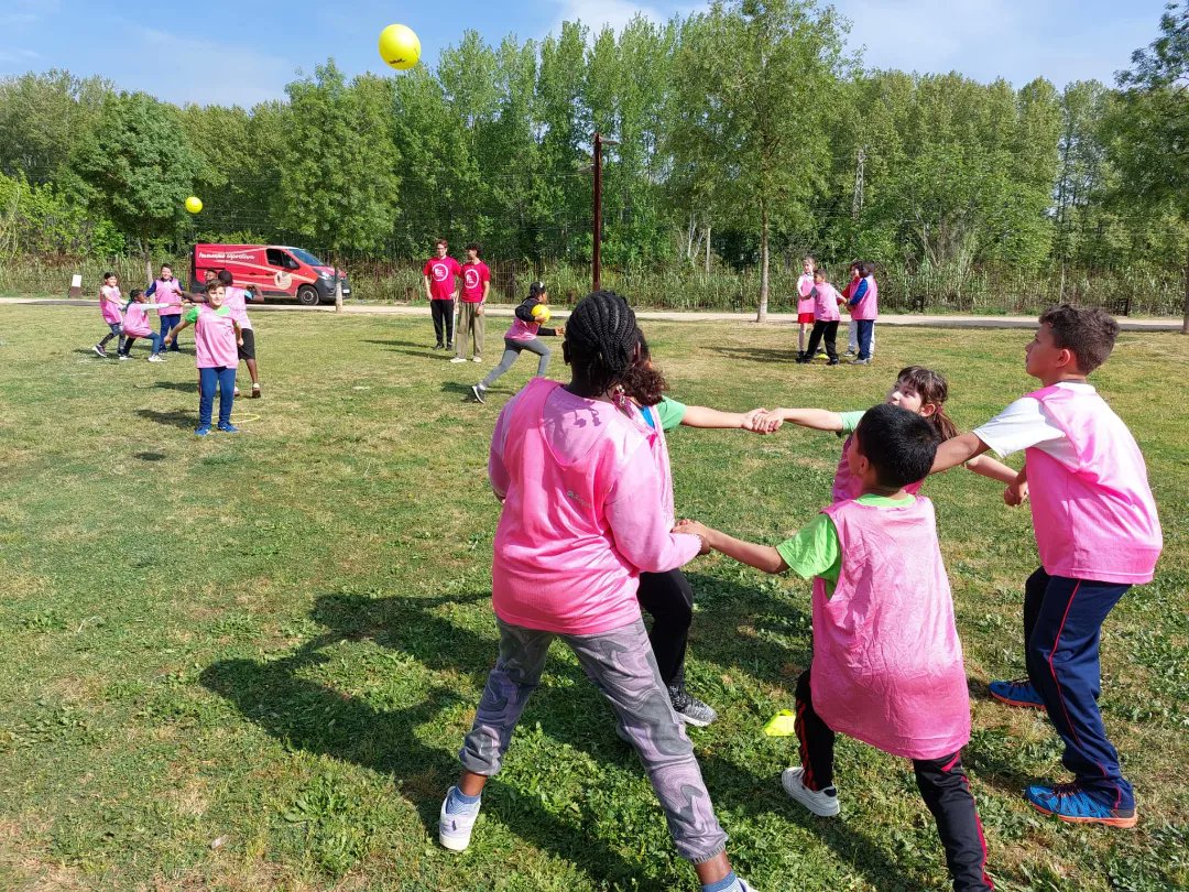 cegirones's tweet photo. 🎉 Avui hem celebrat i viscut plegats l'experiència del #RodajocSalt coincidint amb el #DEFC

👨‍👩‍👧‍👦 360 alumnes 3r primària
🏫 11 centres educatius 
🌍 3 circuits de jocs 👌 un total de 15 activitats 
🤸‍♂️ 21 dinamitzadors @INS_VALLVERA

#jocsdelmón #EsportsDdgi #SAFIS #ceg22_23 https://t.co/v7Iv41cExn