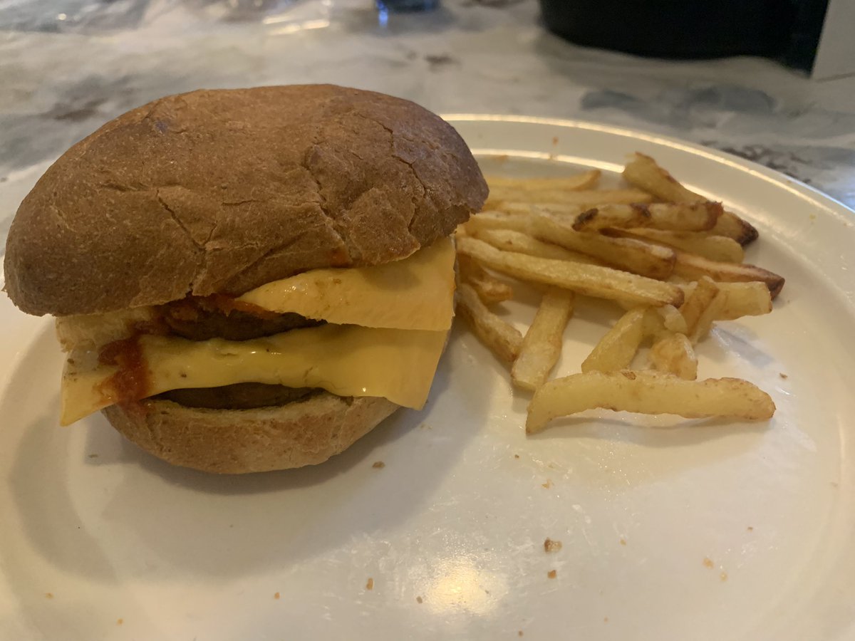 Home made burgers for tea made by me <a href="/livpotter120/">Liv Potter</a> and <a href="/sophiepwalker/">Sophie Walker</a>  
#erasmus23 #gifhe