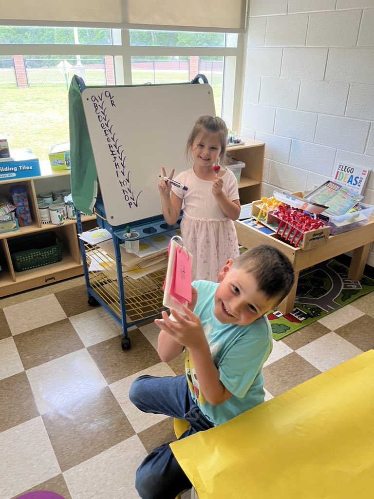Rangerrynn2's tweet photo. Who says play is not important in kindergarten? #purposeful #play @LexingtonOne #OneRCE https://t.co/s0HcUsNSvf