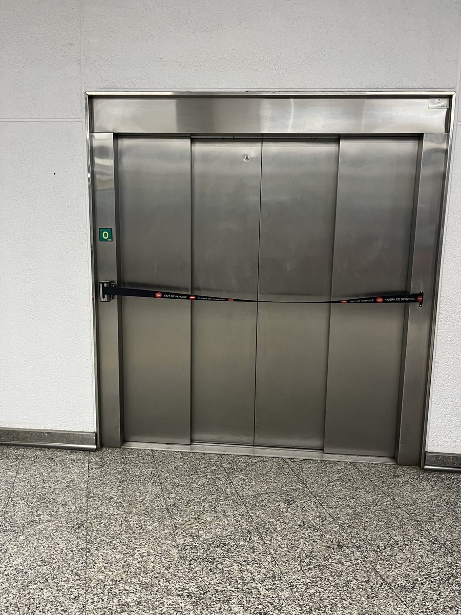 calablanca's tweet photo. Ayer en PMI, hasta 4 aparatos conté que no funcionaban o estaban en revisión. Y el aeropuerto a tope. No es de recibo @aena https://t.co/oIo5mGZSlC