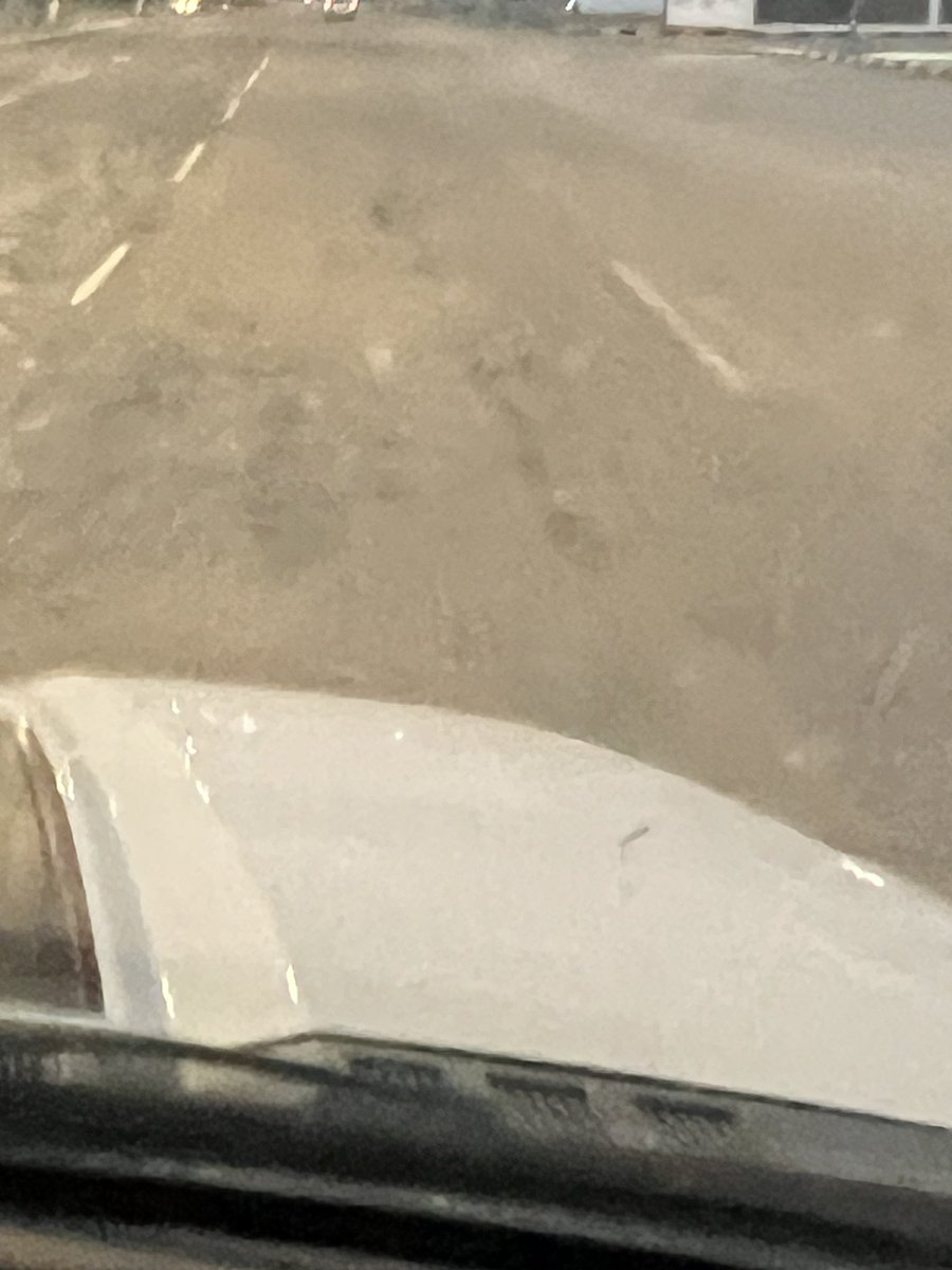 ALQUAiZ's tweet photo. مشكلة #شوارع_الدوادمي تكمن في سوء التنفيذ
المقاولون يحتجون بالطفح ومياه الأمطار 
قد يصدق على قليل من الشوارع 
لكن الحقيقة المرّة أن سوء التنفيذ هو السبب 
الشاهد من الواقع 
نفس الطريق بتنفيذ مختلف وربما مقاول مختلف يتعرض لنفس الظروف جزء منه مليء بالحفر والجزء الآخر لم يتأثر 
@Amana940 @Balady_CS @nazaha_gov_sa @QOL_2030