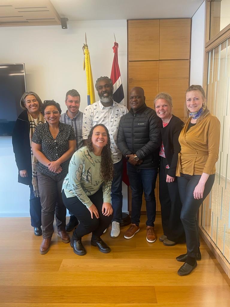 LaKarinEricsson's tweet photo. Concretando alianzas para fortalecer el papel del pueblo negro y sus territorios colectivos en las estratégicas de conservación y cambio climático en Colombia. PCN⁦@renacientes⁩ ⁦⁦@NoruegaenCOL⁩ ⁦@TenureFacility⁩ ⁦@susanamuhamad⁩ https://t.co/Xu9QGgozhl
