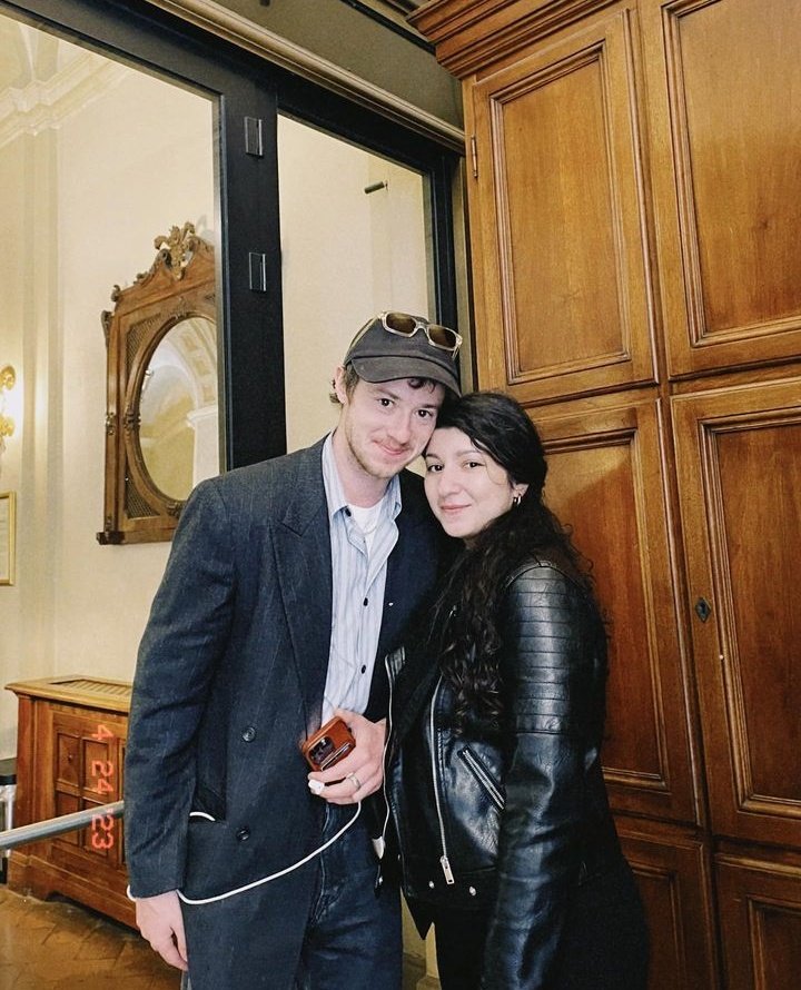 jquinnbrazil's tweet photo. O boy deu o ar (italiano) da graça e apareceu em uma fotinho com uma fã! ♥️😍

📸 @/ yasmina_enne via IG

#josephquinn #josephquinnbrasil #eddiemunson #hellfireclub #eddiemunsonfandom #eddiemunsonbrasil #strangerthings4 #strangerthingsbrasil #lesmiserables #makeupmovie #kin https://t.co/JBfJqA8NZn