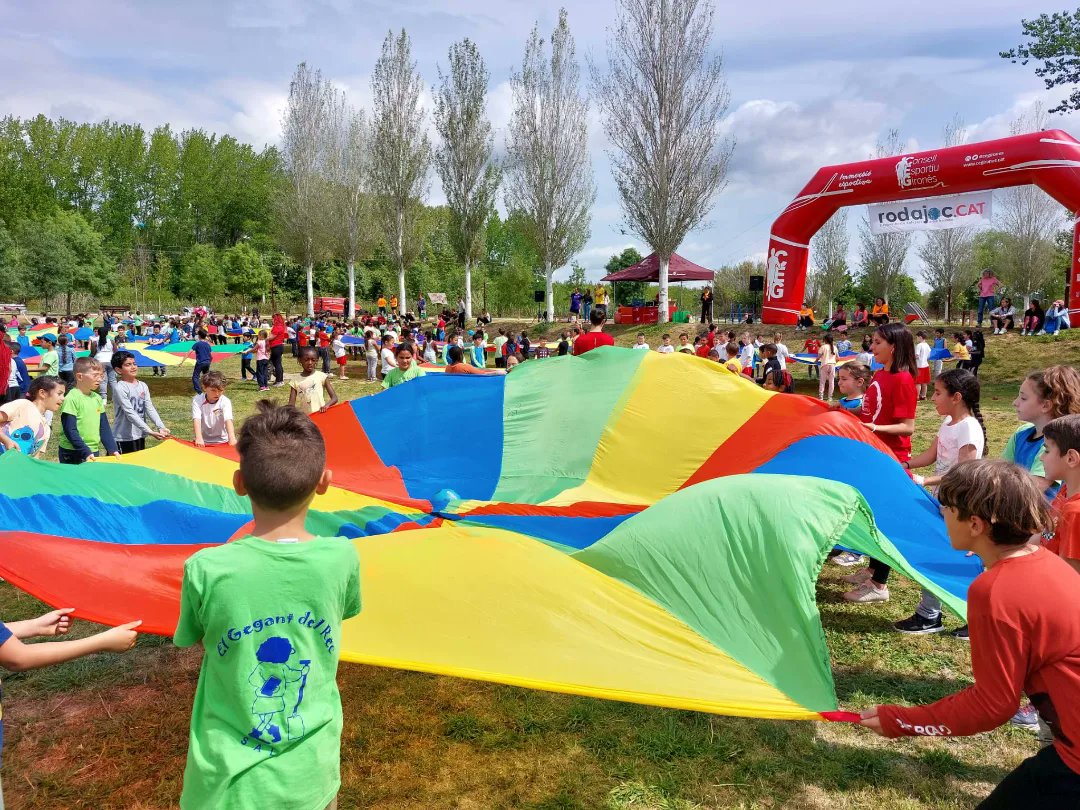 cegirones's tweet photo. 🎉 Avui hem celebrat i viscut plegats l'experiència del #RodajocSalt coincidint amb el #DEFC

👨‍👩‍👧‍👦 360 alumnes 3r primària
🏫 11 centres educatius 
🌍 3 circuits de jocs 👌 un total de 15 activitats 
🤸‍♂️ 21 dinamitzadors @INS_VALLVERA

#jocsdelmón #EsportsDdgi #SAFIS #ceg22_23 https://t.co/v7Iv41cExn