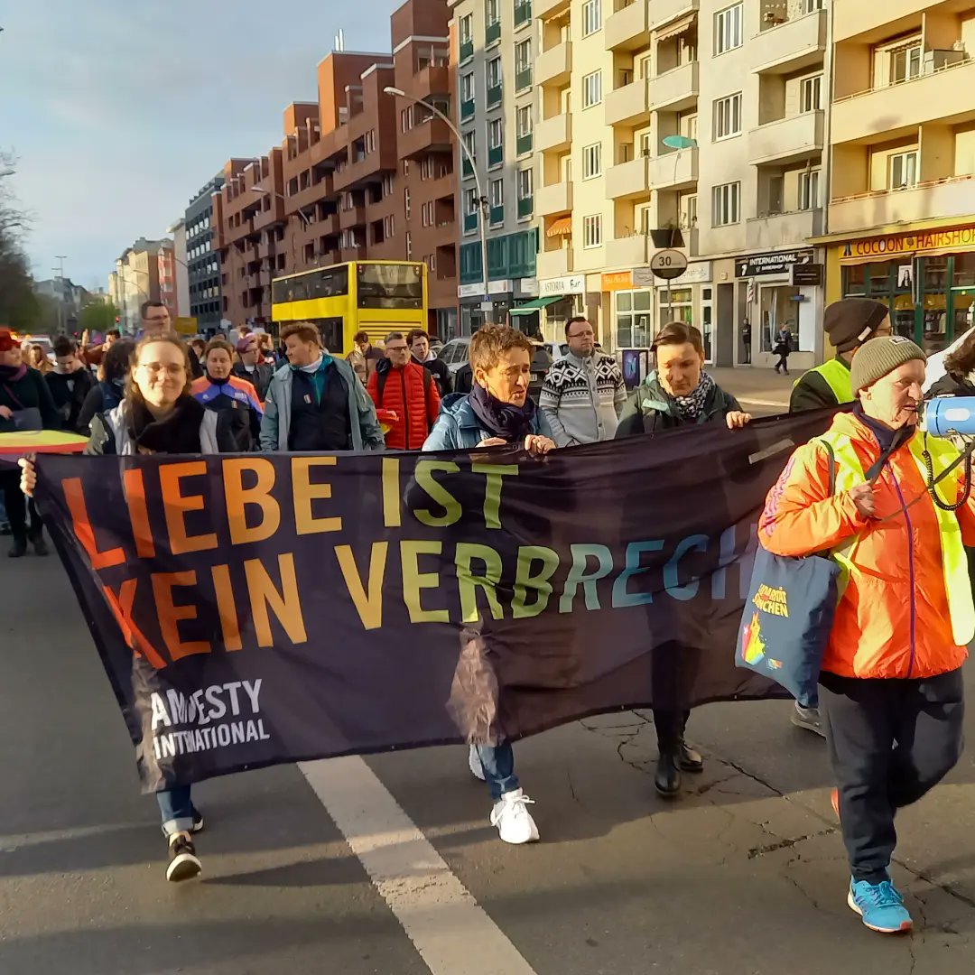 EhrlichRalph's tweet photo. Auch in #Berlin heute auf der Straße am #TagDerLesbischenSichtbarkeit 
#lesbian #queer #LGBTQIA #HumanRights https://t.co/swkFg7eOll