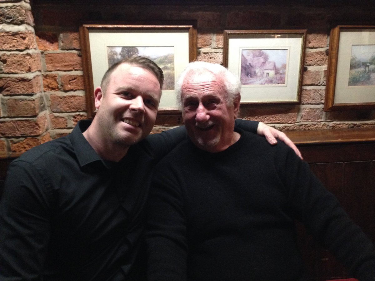 Gazzskel's tweet photo. @TheSun RIP Pete…..lovely bloke…..lived local to me and had the pleasure of having a beer with him #emmerdale #carryonfilms #theroylefamily ❤️ https://t.co/ojAHG0b2yt