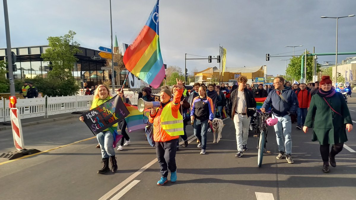 EhrlichRalph's tweet photo. Auch in #Berlin heute auf der Straße am #TagDerLesbischenSichtbarkeit 
#lesbian #queer #LGBTQIA #HumanRights https://t.co/swkFg7eOll