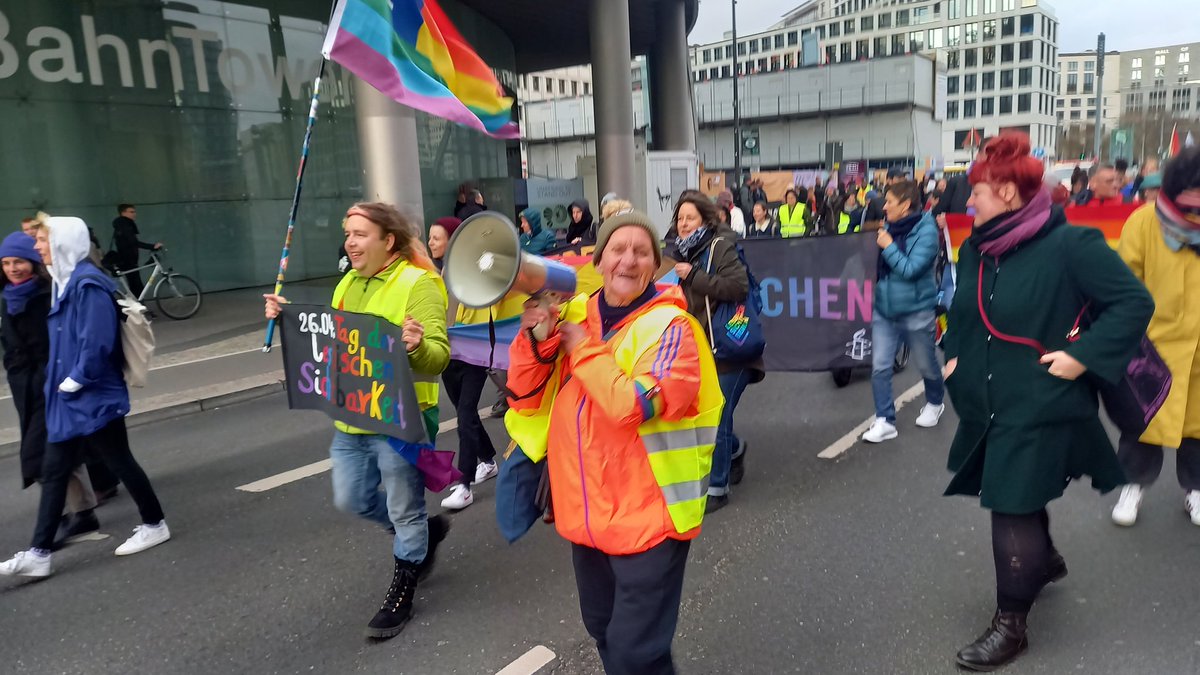 EhrlichRalph's tweet photo. Auch in #Berlin heute auf der Straße am #TagDerLesbischenSichtbarkeit 
#lesbian #queer #LGBTQIA #HumanRights https://t.co/swkFg7eOll