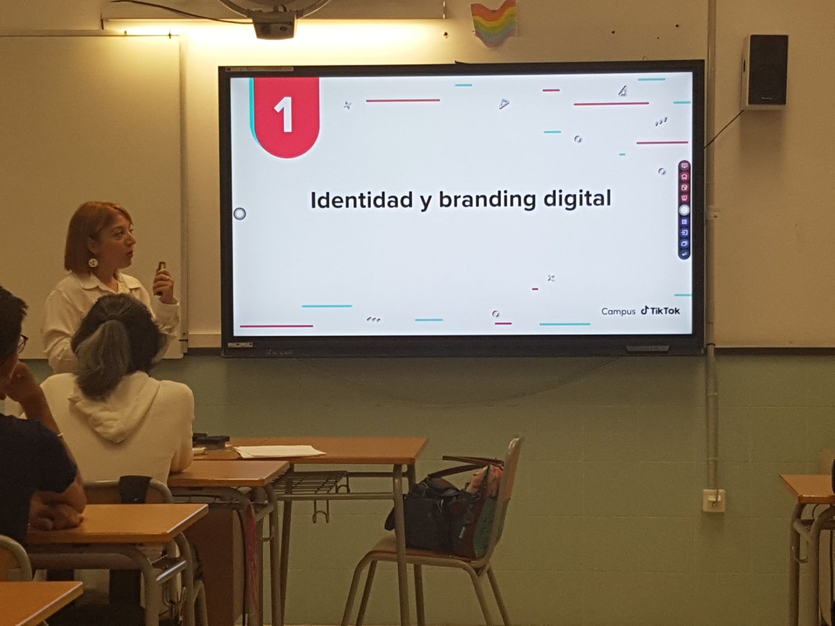 Cómo se construye la identidad digital y sobre el uso seguro y responsable de TikTok , la temática del taller Campus  Tik Tok,  impartido por Asli de Fundación Cibervoluntarios, al alumnado de 2 ESO del <a href="/IesFSL/">IES Font de Sant Lluís</a>, objetivo la alfabetización digital del alumnado