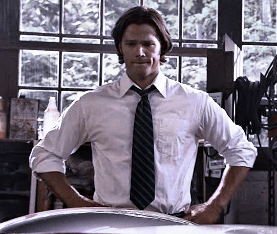 ᅠᅠ

ᅠᅠᅠᅠ—————— Apenas vamos miércoles y ya la corbata me esta hartando.