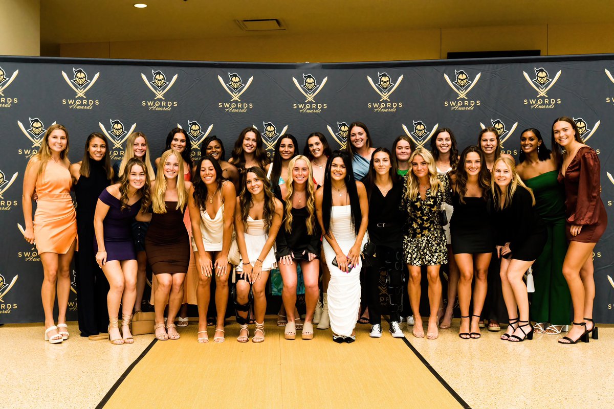 The champs take on the golden carpet😎

#SwordsAwards23 ⚔️ #ChargeOn