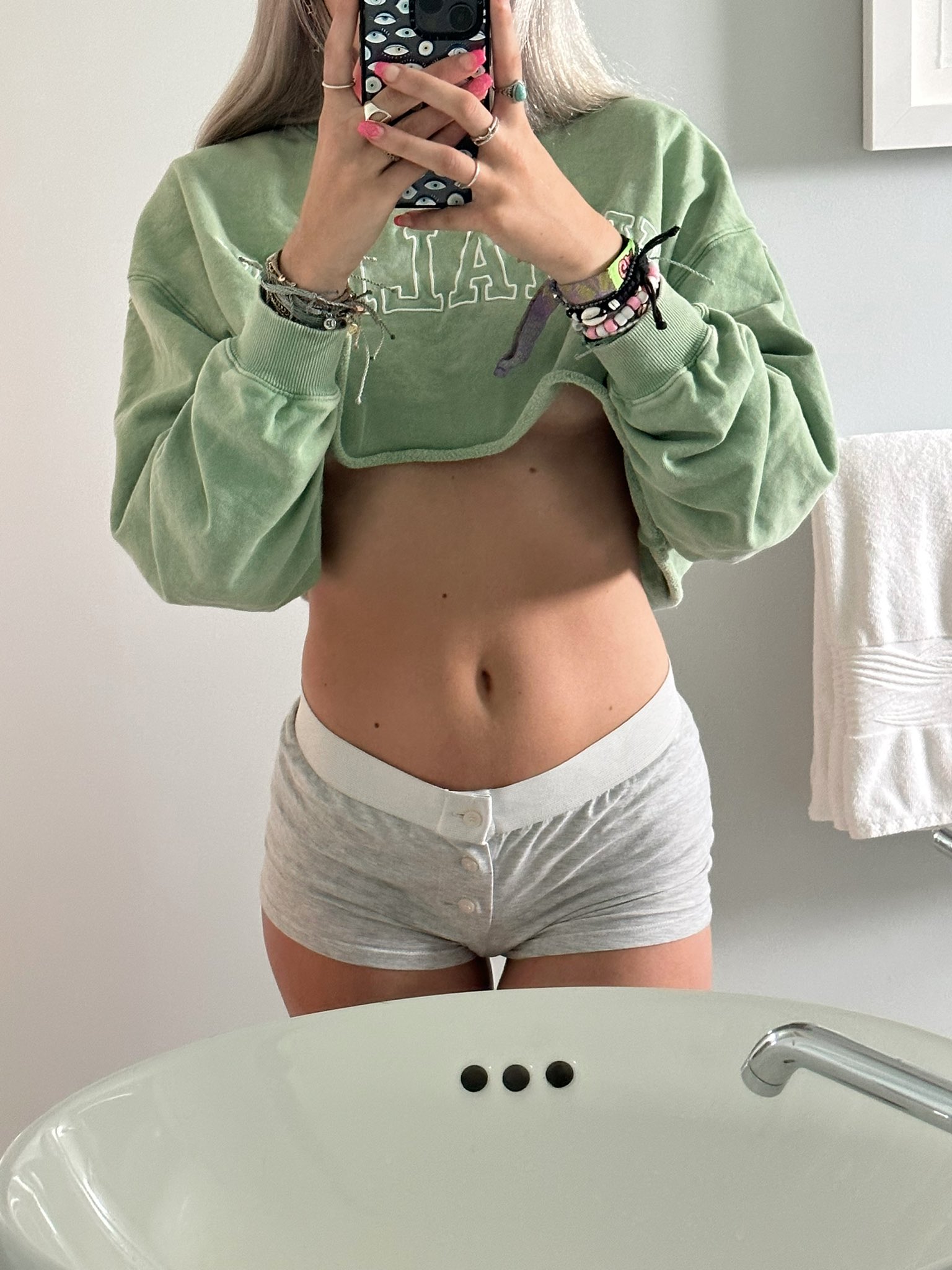 kg🦋 on Twitter: "never wearing a bra 😚 https://t.co/zjyPTwl1U5" / Twitter