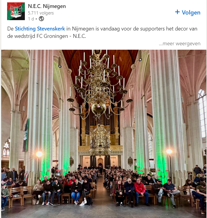 Riemenserik's tweet photo. Geen idee waarom eigenlijk, maar ik vind dit prachtig. 

@PECZwolle fans die in de Grote Kerk de wedstrijd tegen Helmond Sport kijken op 19 mei? #whynut https://t.co/TfGQW1IXj5