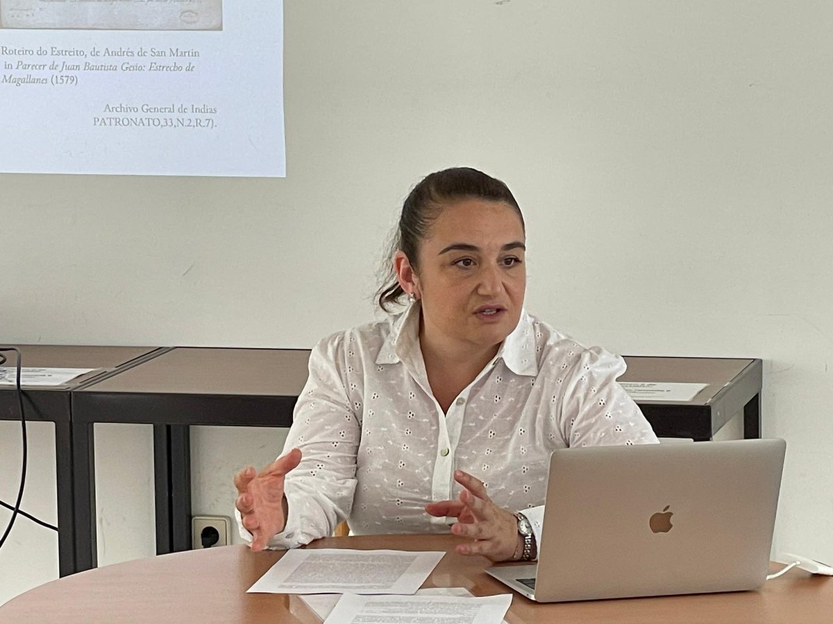 ErcRutter's tweet photo. Agradecemos a @joanaxlima pela apresentação "Um olhar sobre o relato da viagem de Fernão de #Magalhães" no Café Ciência!
@ciuhct #outreachactivity #dissemination #sciencecoffee #historyofscience @FC_UL https://t.co/M4mG7v4V8c