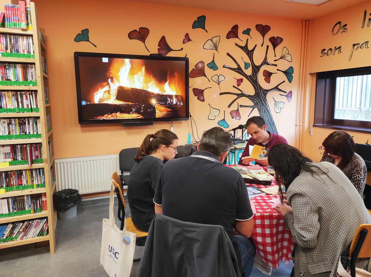 Durante a semana cultural da <a href="/eoidelugo/">EOI DE LUGO</a> convertemos a biblioteca nun espazo de degustación de libros. E aquí estou co alumnado do nivel B de alemán. #bescolaresgal