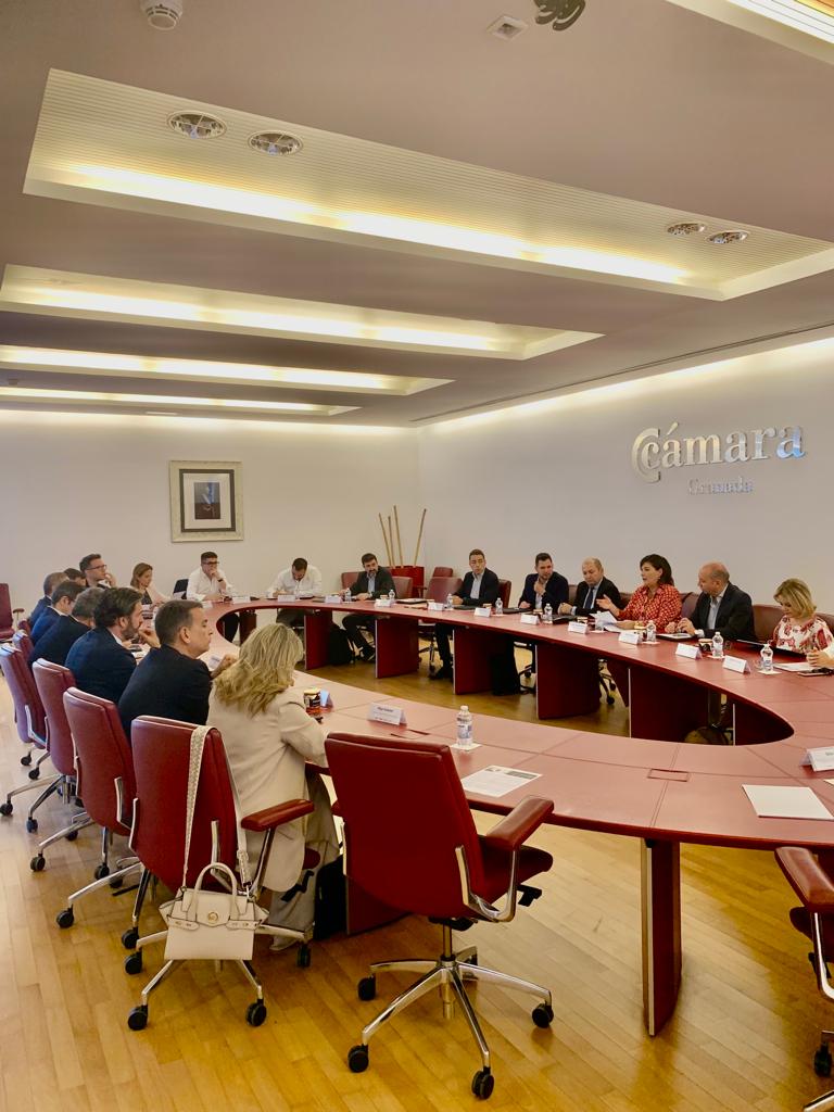 ENAEbusiness's tweet photo. 🔝🔝¡Llegó el día! Damos comienzo, junto a @ediae_camara, a la primera edición de #VISIONAE con una primera sesión insuperable de la mano de Silvia Leal , experta internacional en tendencias y tecnología.
La primera jornada ha reunido con gran éxito a un grupo extraordinario de empresari@s y directiv@s de algunas de las principales empresas de la Comunidad de Andalucía.
Una celebración llena de aprendizaje, en la que los participantes pudieron conocer el impacto de la tecnología en la transformación digital e innovación. Además, Silvia Leal nos mostró su visión sobre el auge de las redes sociales, Chat GPT y hasta el metaverso.
¡Fue una experiencia fascinante y muy enriquecedora para todos!
#SomosENAE #ENAE #Visionae