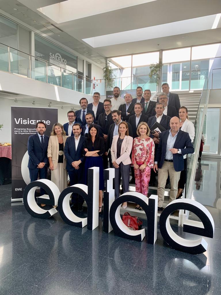ENAEbusiness's tweet photo. 🔝🔝¡Llegó el día! Damos comienzo, junto a @ediae_camara, a la primera edición de #VISIONAE con una primera sesión insuperable de la mano de Silvia Leal , experta internacional en tendencias y tecnología.
La primera jornada ha reunido con gran éxito a un grupo extraordinario de empresari@s y directiv@s de algunas de las principales empresas de la Comunidad de Andalucía.
Una celebración llena de aprendizaje, en la que los participantes pudieron conocer el impacto de la tecnología en la transformación digital e innovación. Además, Silvia Leal nos mostró su visión sobre el auge de las redes sociales, Chat GPT y hasta el metaverso.
¡Fue una experiencia fascinante y muy enriquecedora para todos!
#SomosENAE #ENAE #Visionae