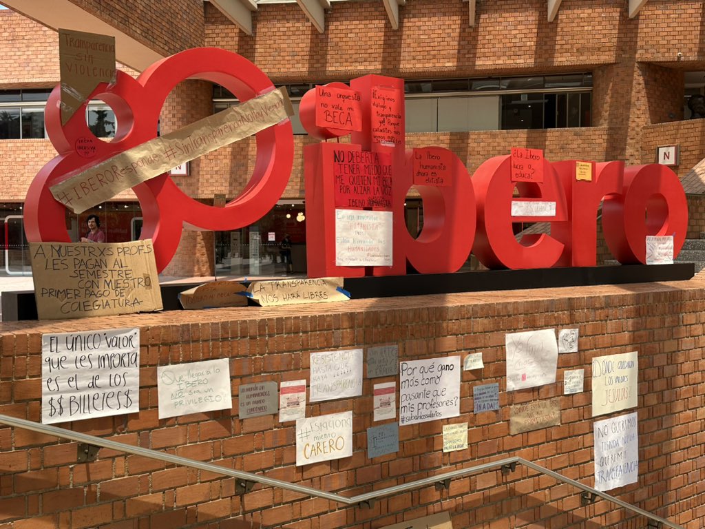 nahuilab's tweet photo. Cartelazo en la explanada de La Ibero #IberoResponde #SinTransparenciaNoHayVerdad #LaVerdadNosHaráLibres https://t.co/hwJ8kRPpT9