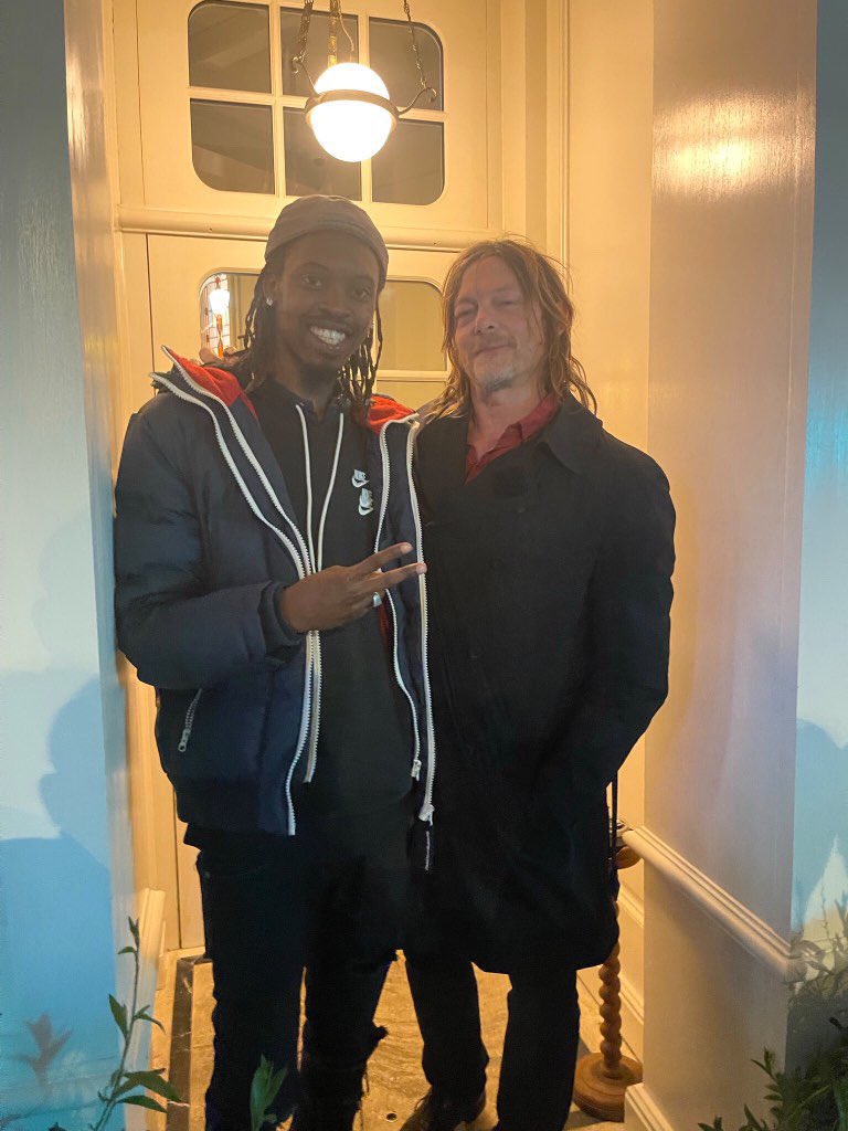 ReedusBR's tweet photo. 📸 De volta em Paris! Norman Reedus com um fã nesta semana, em Paris, França. 

Será que vem aí mesmo a 2ª temporada do spin-off de Daryl Dixon? 👀 https://t.co/94d1csd5BM