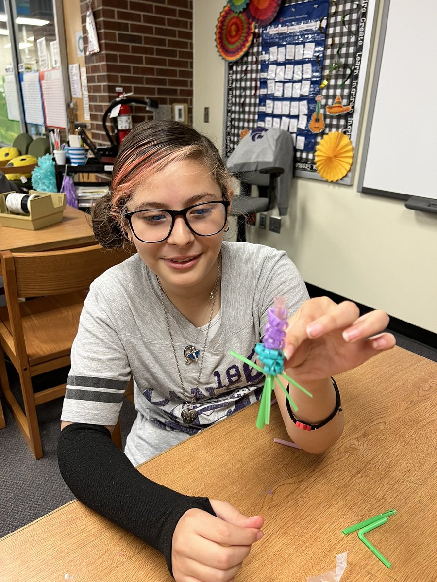 OrtizLibrary259's tweet photo. Learning about plant structures and making plants from straws in STEM club today 💐@usd259libraries @WichitaUSD259 @beckergaile #wpsproud https://t.co/UaSYj4m3Df