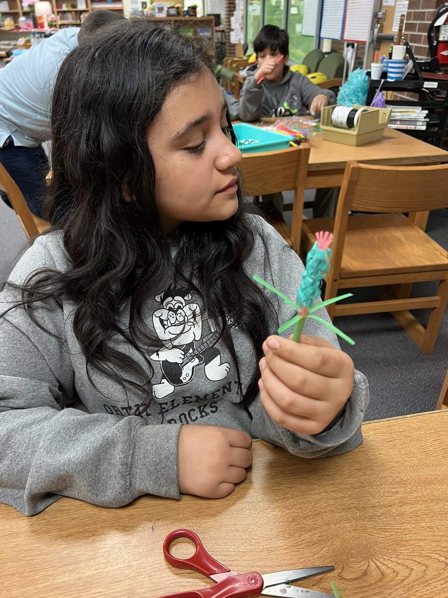 Learning about plant structures and making plants from straws in STEM club today 💐@usd259libraries @WichitaUSD259 @beckergaile #wpsproud