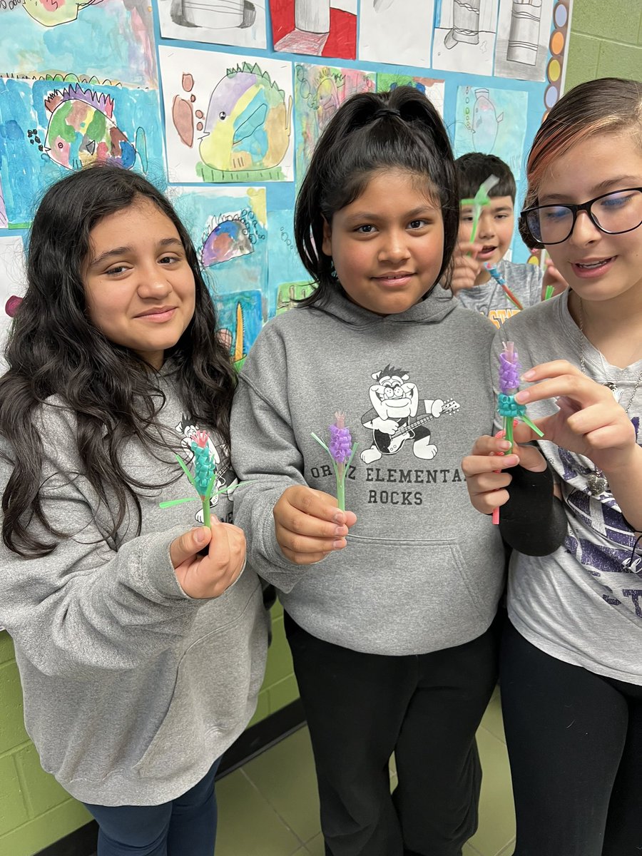 OrtizLibrary259's tweet photo. Learning about plant structures and making plants from straws in STEM club today 💐@usd259libraries @WichitaUSD259 @beckergaile #wpsproud https://t.co/UaSYj4m3Df