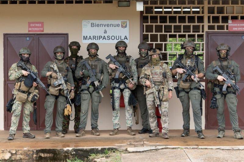 ForceSpecialeFr's tweet photo. Opérateurs du GIGN de métropole détaché à Maripasoula en Guyane lors de la traque du trafiquant ayant tué du major Arnaud Blanc 🇫🇷 #GIGN #UnitéSpécialeFrancaise https://t.co/atgW49L5DP