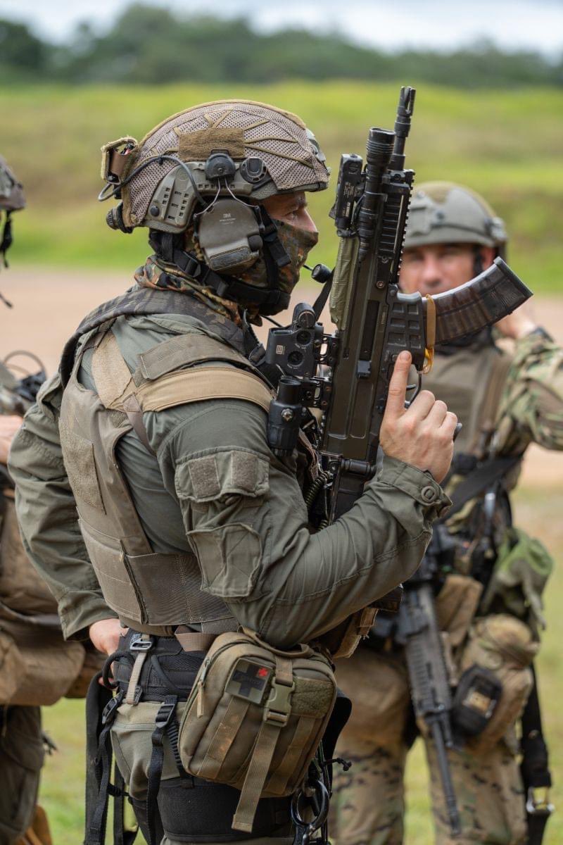 ForceSpecialeFr's tweet photo. Opérateurs du GIGN de métropole détaché à Maripasoula en Guyane lors de la traque du trafiquant ayant tué du major Arnaud Blanc 🇫🇷 #GIGN #UnitéSpécialeFrancaise https://t.co/atgW49L5DP
