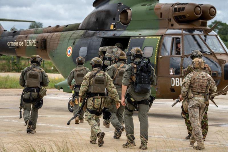 ForceSpecialeFr's tweet photo. Opérateurs du GIGN de métropole détaché à Maripasoula en Guyane lors de la traque du trafiquant ayant tué du major Arnaud Blanc 🇫🇷 #GIGN #UnitéSpécialeFrancaise https://t.co/atgW49L5DP