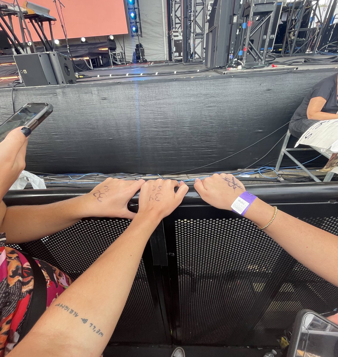 rt for goodluck at the 5sos show tour 🤍🤞🏼