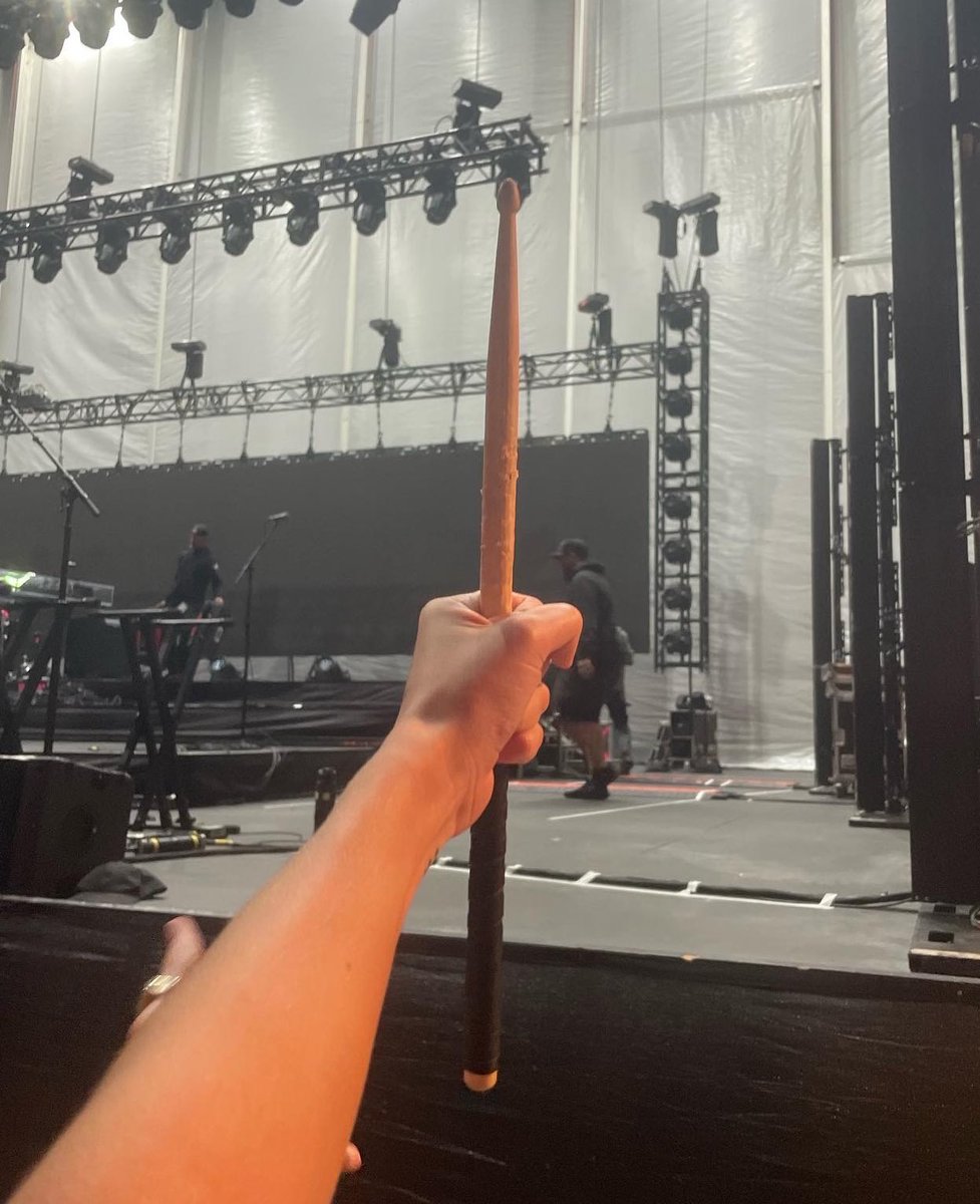 redlinehemmings's tweet photo. rt for goodluck at the 5sos show tour 🤍🤞🏼 https://t.co/khKPRl9GWS