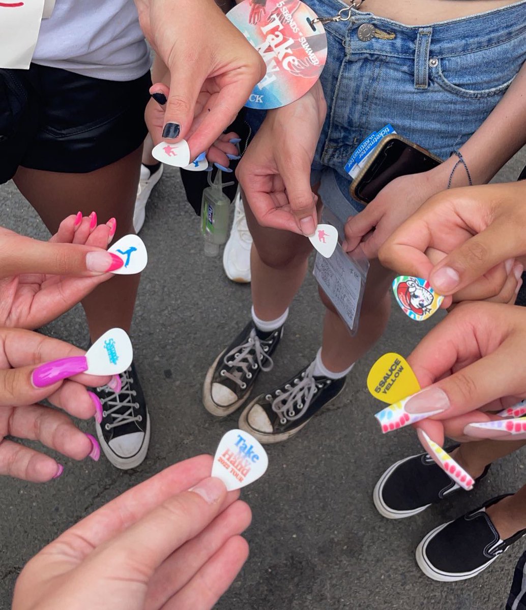 redlinehemmings's tweet photo. rt for goodluck at the 5sos show tour 🤍🤞🏼 https://t.co/khKPRl9GWS